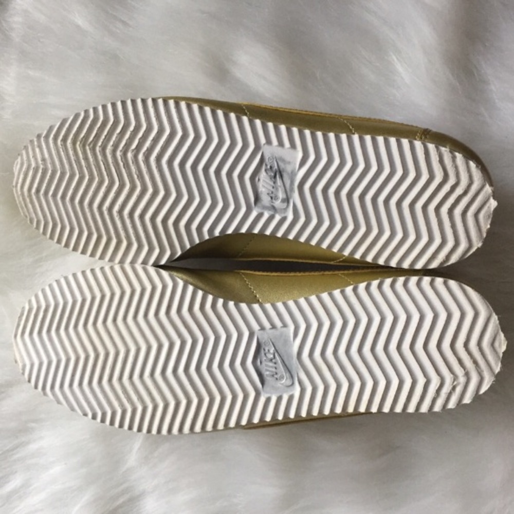 SOLD! Nike Cortez Special Edition Metallic Gold 6Y - Picture 7 of 8